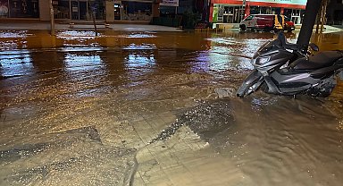 Düzce'de su borusu patladı! Atatürk Bulvarı göle döndü!