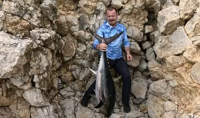 Edirne'de amatör balıkçı kıyıdan attığı oltayla 30 kiloluk orkinos yakaladı