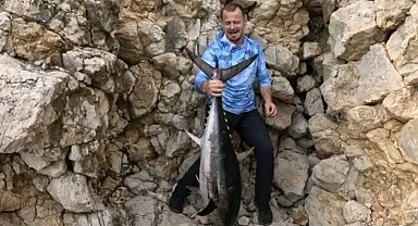 Edirne'de amatör balıkçı kıyıdan attığı oltayla 30 kiloluk orkinos yakaladı