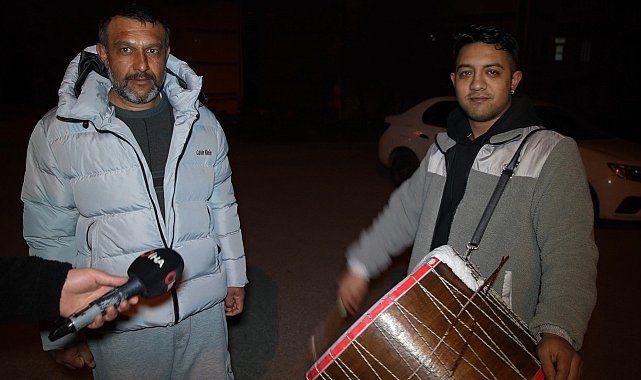 Edirne'de baba ile oğlu vatandaşları sahura davul ve manilerle kaldırıyor