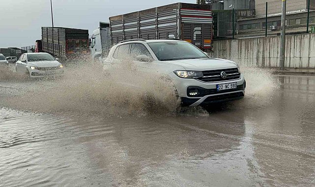 Edirne'de cadde ve sokaklar göle döndü