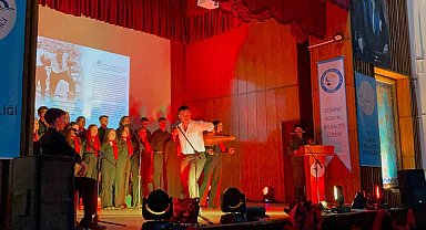 Edirne'de lise öğrencilerinin zafer gösterisi ilgiyle izlendi