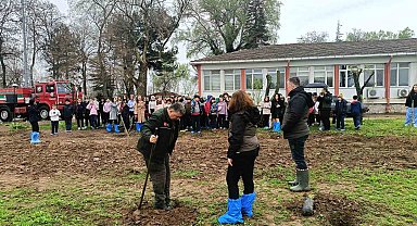 Edirne'de öğrencilere fidan dikme eğitimi verildi