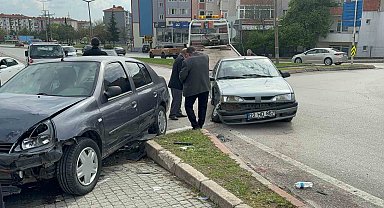 Edirne'de otomobiller çarpıştı: 3 yaralı