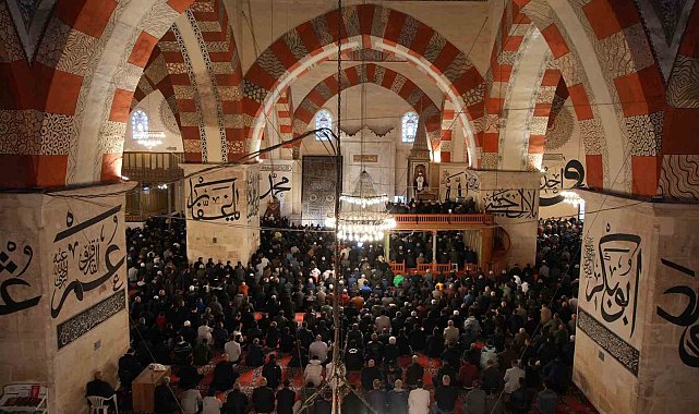 Edirne'de Ramazan Bayramı'nda vatandaşlar camilere akın etti