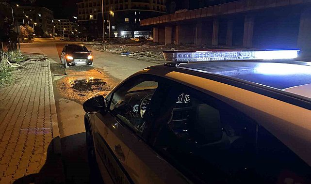 Edirne'de seyir hallideyken elindeki içki şişesini başka bir araca fırlatan alkolü sürücünün ehliyetine el konuldu