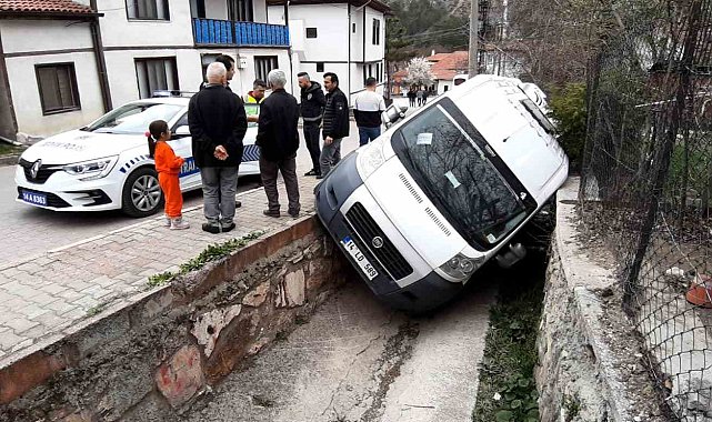 El frenini çekmeyi unuttu, öğrenci servisi kanala düştü