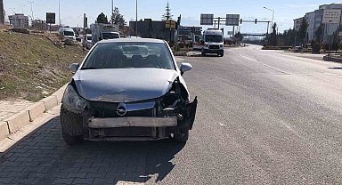Elazığ'da ambulans ile otomobil çarpıştı: 2 yaralı