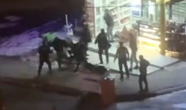 Elazığ'da büfede bıçaklı kavga, 1 kişi yaralandı: Kavga anı kamerada