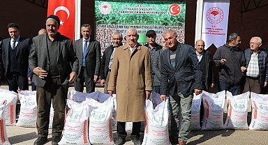 Elazığ'da çiftçilere nohut dağıtıldı