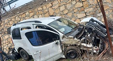 Elazığ'da hafif ticari araç şarampole uçtu: 4 yaralı
