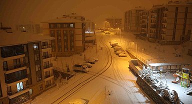 Elazığ'da kar yağışı etkisini artırdı, kent beyaza büründü