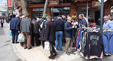 Elazığ'da kıyafetin 100 lira olduğunu duyan vatandaşlar buraya akın etti