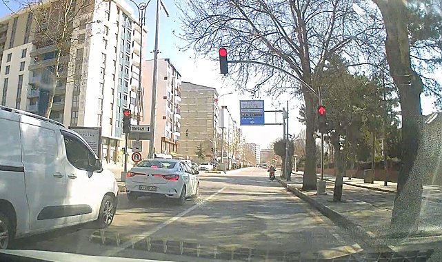 Elazığ'da motosikletlinin kırmızı ışık ihlali kameralara yansıdı