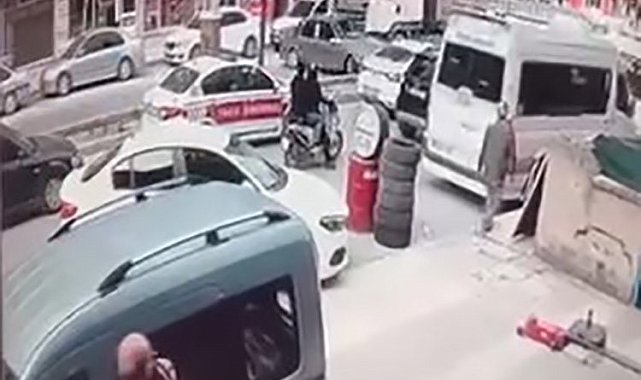 Elazığ'da tır, otomobili metrelerce sürükledi