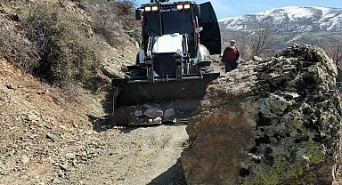 Elazığ'da yola düşen kaya parçaları kaldırıldı