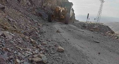 Elazığ'da yola düşen kaya parçalarını kaldırma çalışmaları sürüyor