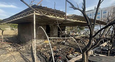 Elektrik telinden çıkan kıvılcım evi küle çevirdi