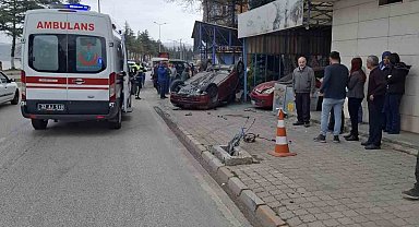 Elektrik trafosuna çarpan araç ters döndü: 2 yaralı