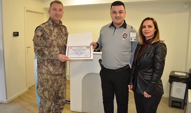 Emekli öğretmeni dolandırılmaktan kurtaran banka güvenlik görevlisine Amasya Emniyet Müdürlüğünden teşekkür