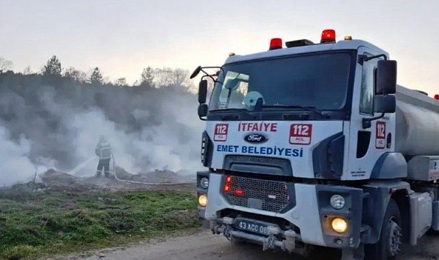 Emet'te çıkan yangında 3 römork saman balyası zarar gördü