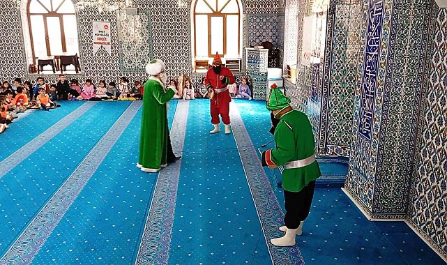 Emet'te miniklere Hacivat-Karagöz gösterisi