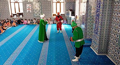 Emet'te miniklere Hacivat-Karagöz gösterisi