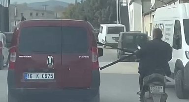 Emniyet kemerine tutunarak motosiklet çektiler