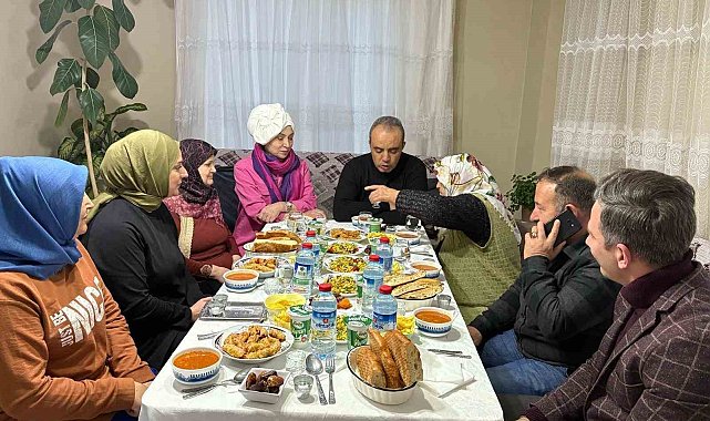 Emniyet müdürü yaşlı teyzenin iftar sofrasına konuk oldu