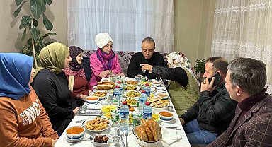 Emniyet müdürü yaşlı teyzenin iftar sofrasına konuk oldu