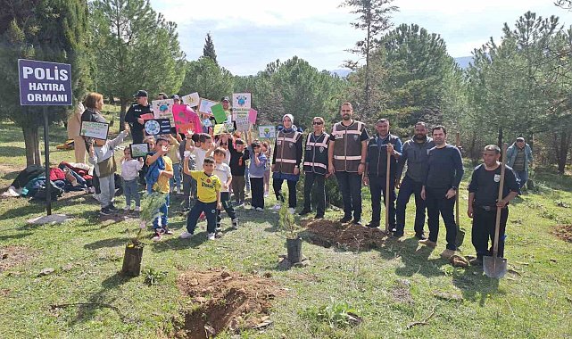 Emniyet personeli ve öğrenciler birlikte fidan dikti