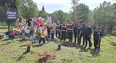 Emniyet personeli ve öğrenciler birlikte fidan dikti