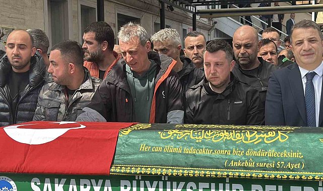 En acı bayram: Oğluna son görevini yapan baba yürekleri sızlattı