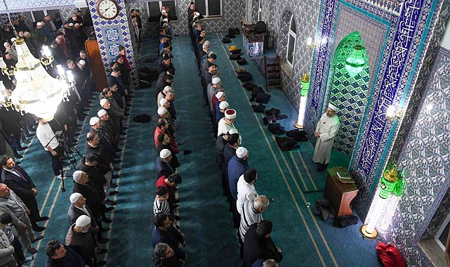Erbaş, vatandaşın CİMER'den daveti üzerine teravihi mahallesindeki camide kıldırdı