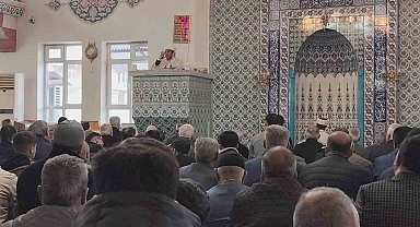 Erciş'te vatandaşlar bayram namazı için camileri doldurdu
