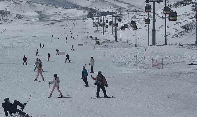 Erciyes'e kar yağdı, sezon uzadı