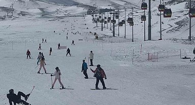 Erciyes'e kar yağdı, sezon uzadı