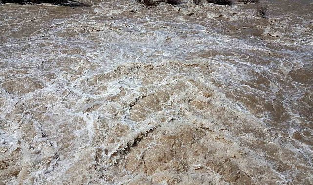 Eriyen kar suları Doğu'daki derelerin, nehirlerin debisini yükseltti