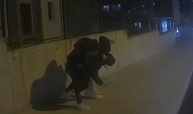 Erkek arkadaşını sokak ortasında dövdü; o anlar kamerada
