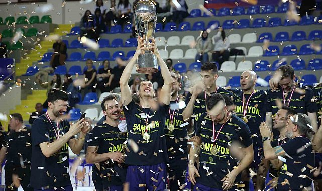 Erkekler Kupa Voley'de şampiyon olan Fenerbahçe kupasını aldı