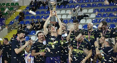 Erkekler Kupa Voley'de şampiyon olan Fenerbahçe kupasını aldı