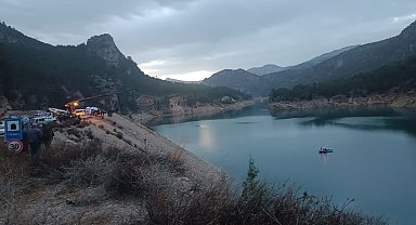 Ermenek'te baraj gölüne uçan kamyonetin sürücüsü aranıyor