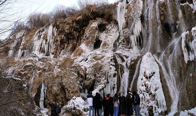 Erzincan Girlevik'te kar; merkezde bahar