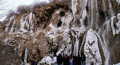 Erzincan Girlevik'te kar; merkezde bahar