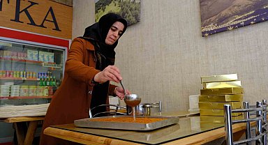 Erzincan'da iftar sofralarının vazgeçilmez lezzeti: "Kesme kadayıf tatlısı"