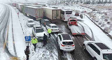 Erzincan'da kar ve tipi ulaşımda aksamalara neden oldu