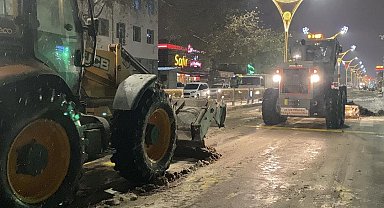 Erzincan'da kar yağışı; Okullar tatil