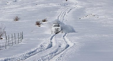 Erzincan'da karlı dağları aşan paletli ambulanslar hastaların derdine derman oluyor