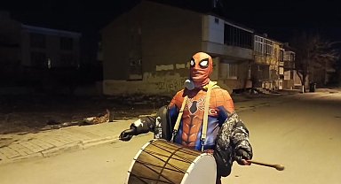 Erzincan'da örümcek adamlar davul zurna çalıp manilerle sahura kaldırdılar