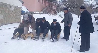Erzurum'da yaşlıların kızak keyfi